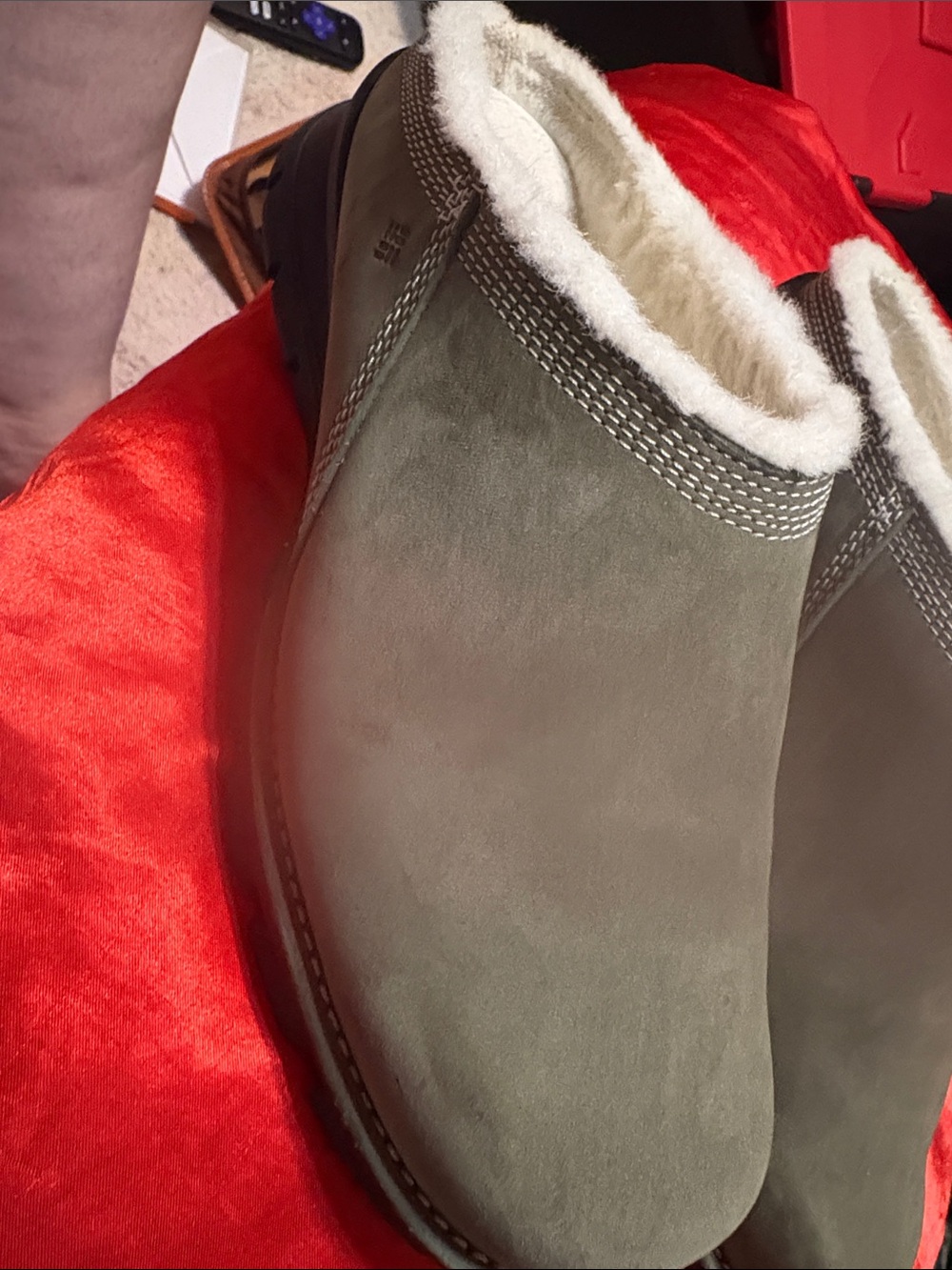 Columbia Women's olive green Slip-On Faux-Fur Lined Slippers 9.5